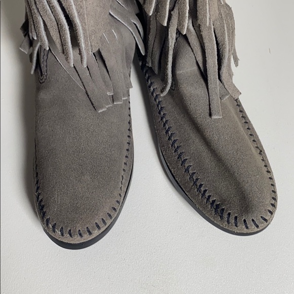 Women’s size 6 Minnetonka Grey Fringe boots - Picture 7 of 7
